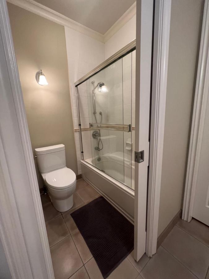 A Cozy Bedroom With A Private Washroom Close To Yvr Richmond Exterior foto