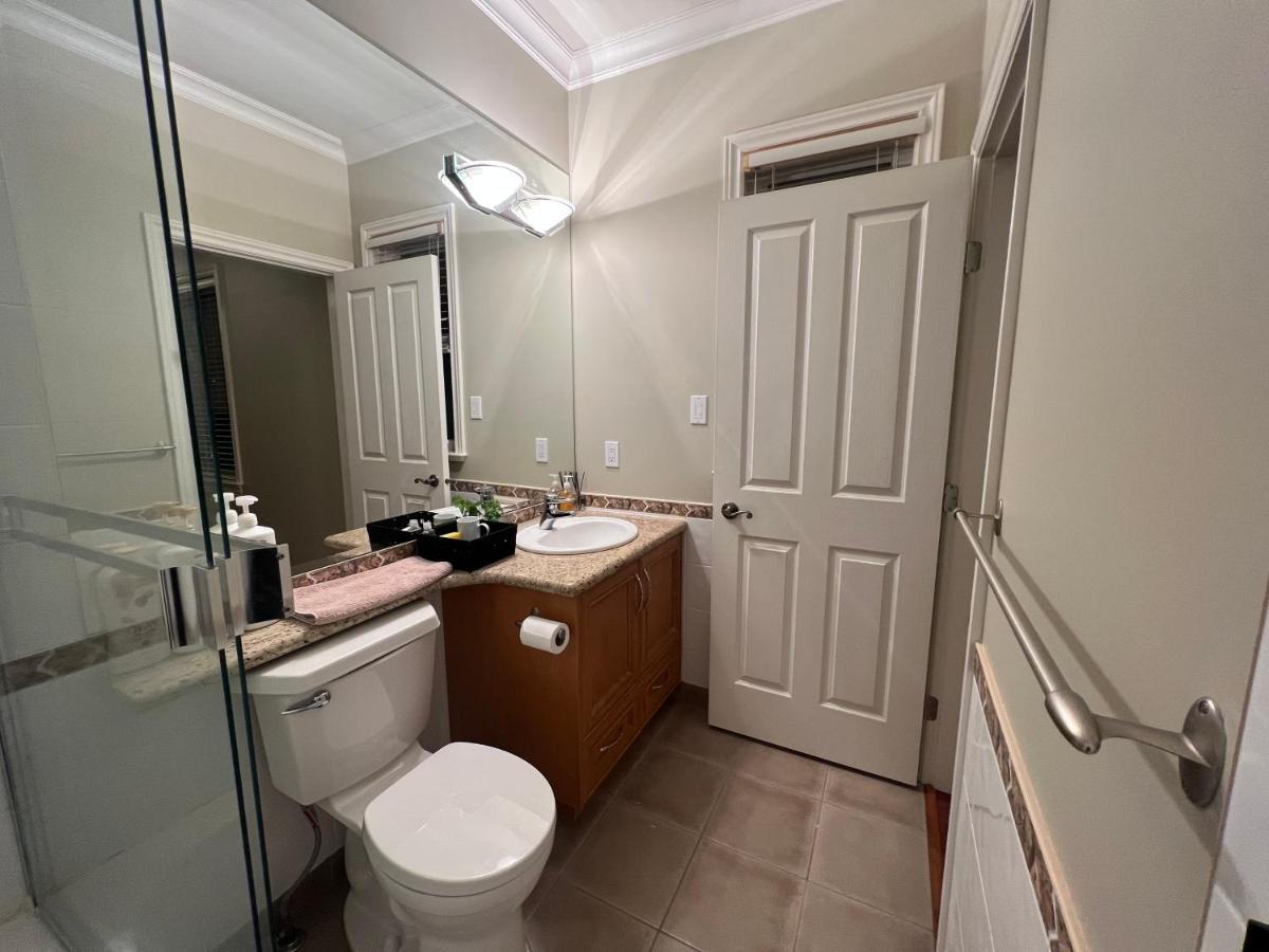 A Cozy Bedroom With A Private Washroom Close To Yvr Richmond Exterior foto