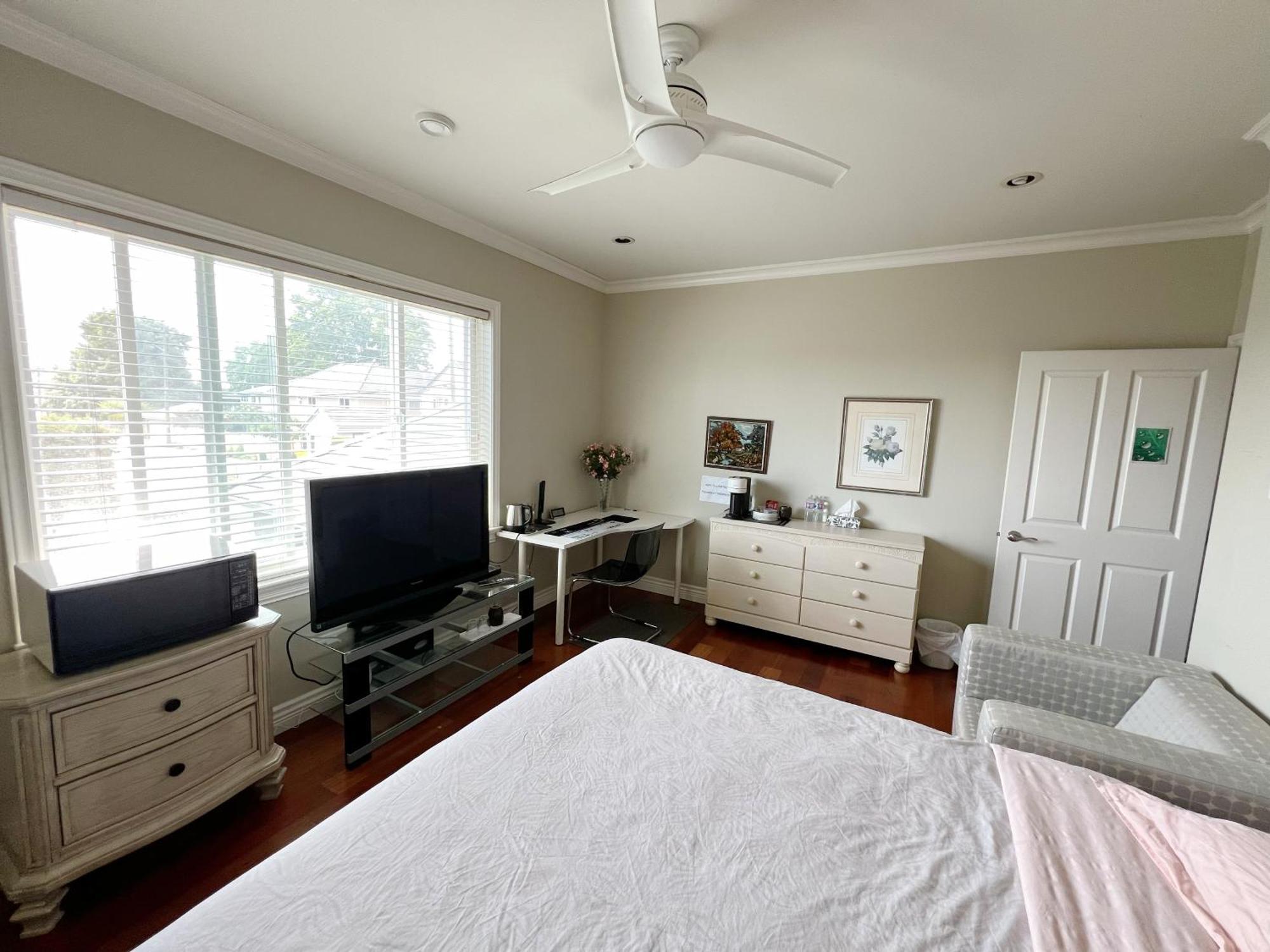 A Cozy Bedroom With A Private Washroom Close To Yvr Richmond Exterior foto